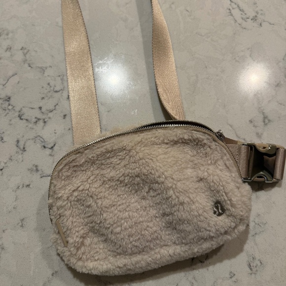 Lululemon crossbody - Picture 1 of 3